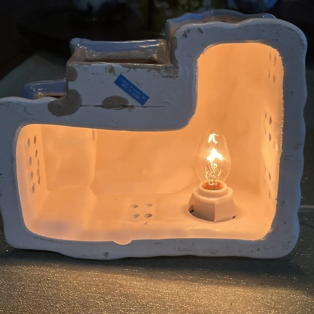 House of Lloyd 1987 Christmas Village Lighted Porcelain Cottage Snow House